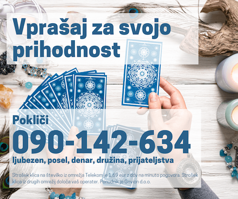 modre vedeževalske tarot karte in kamni na svetli mizi